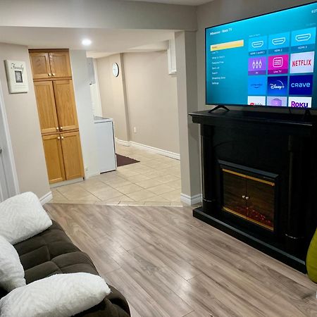 גואלף 1 Room In A Cozy And Beautiful Basement מראה חיצוני תמונה
