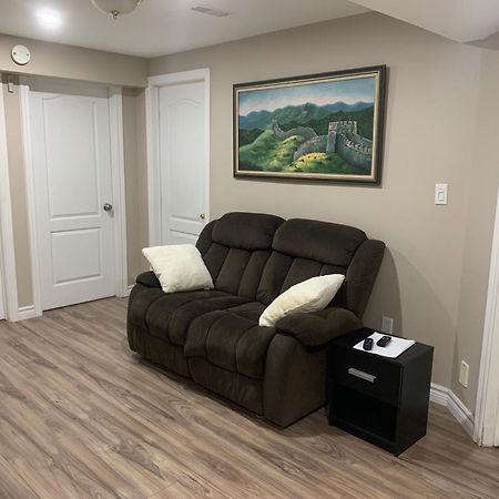 גואלף 1 Room In A Cozy And Beautiful Basement מראה חיצוני תמונה