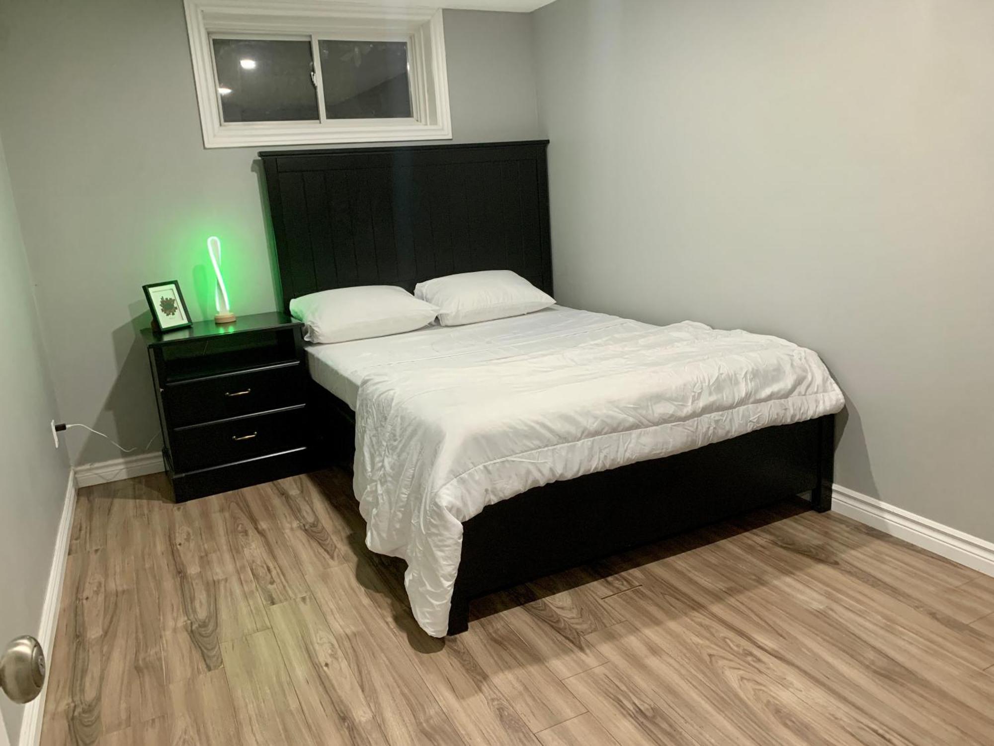 גואלף 1 Room In A Cozy And Beautiful Basement מראה חיצוני תמונה