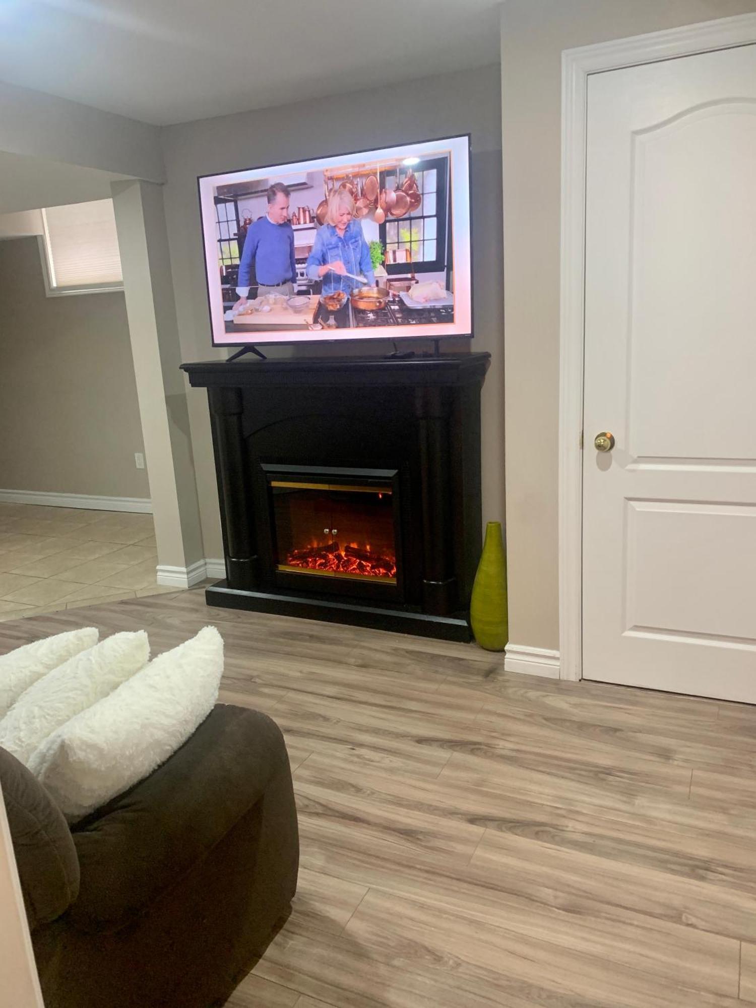 גואלף 1 Room In A Cozy And Beautiful Basement מראה חיצוני תמונה