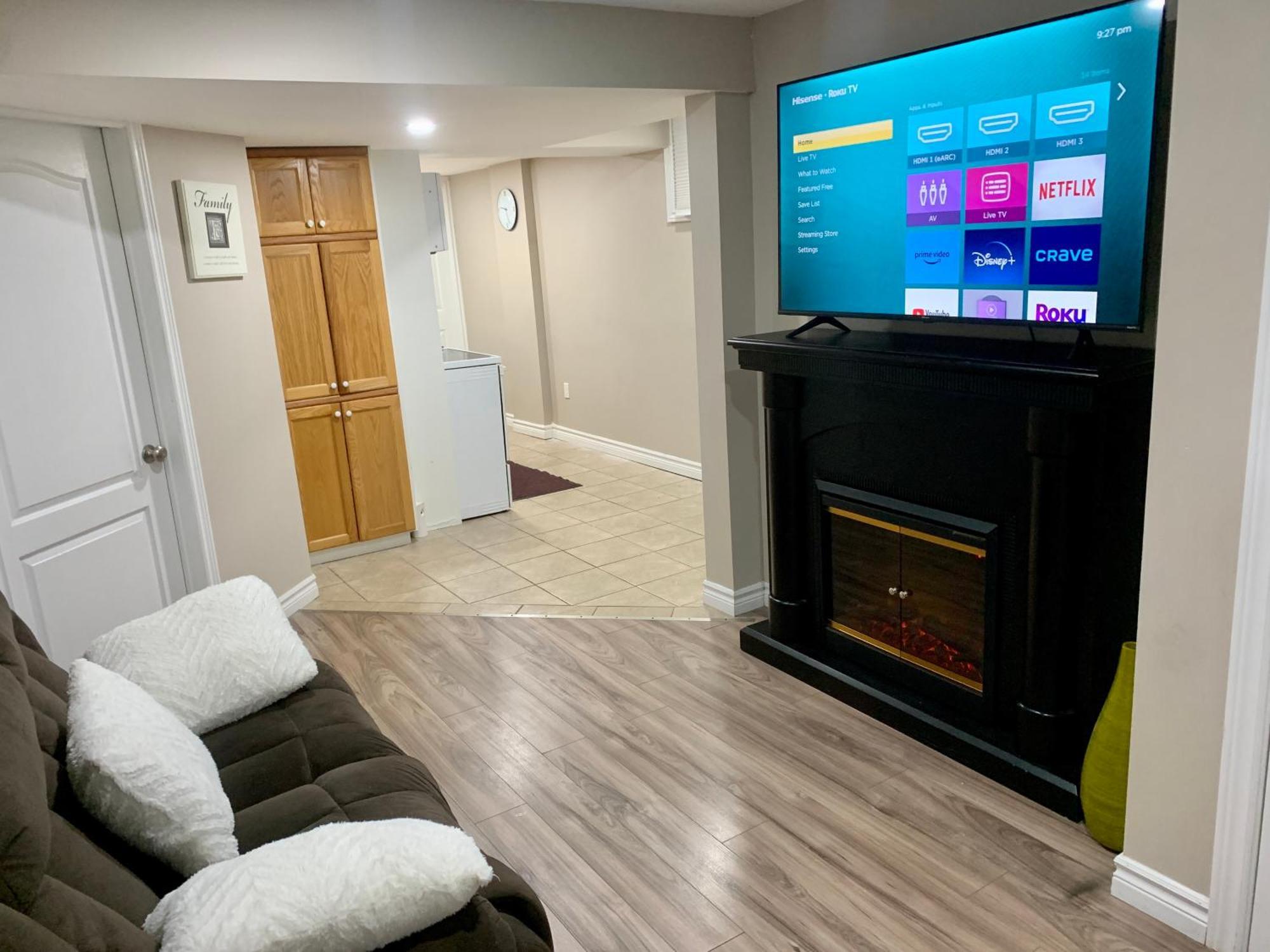 גואלף 1 Room In A Cozy And Beautiful Basement מראה חיצוני תמונה