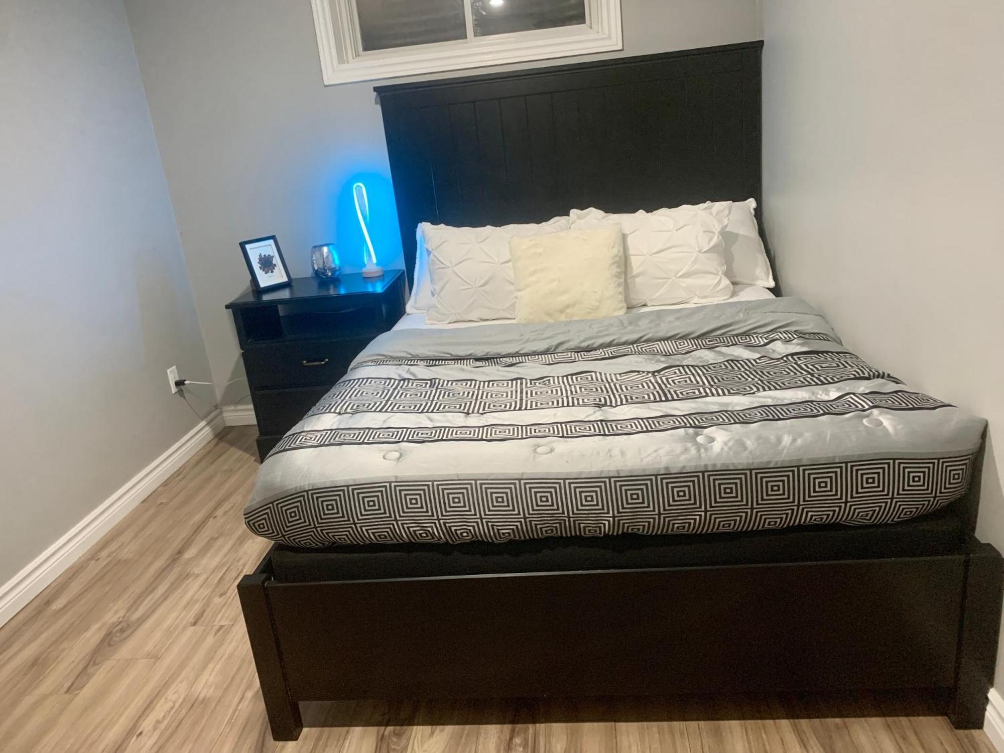 גואלף 1 Room In A Cozy And Beautiful Basement מראה חיצוני תמונה