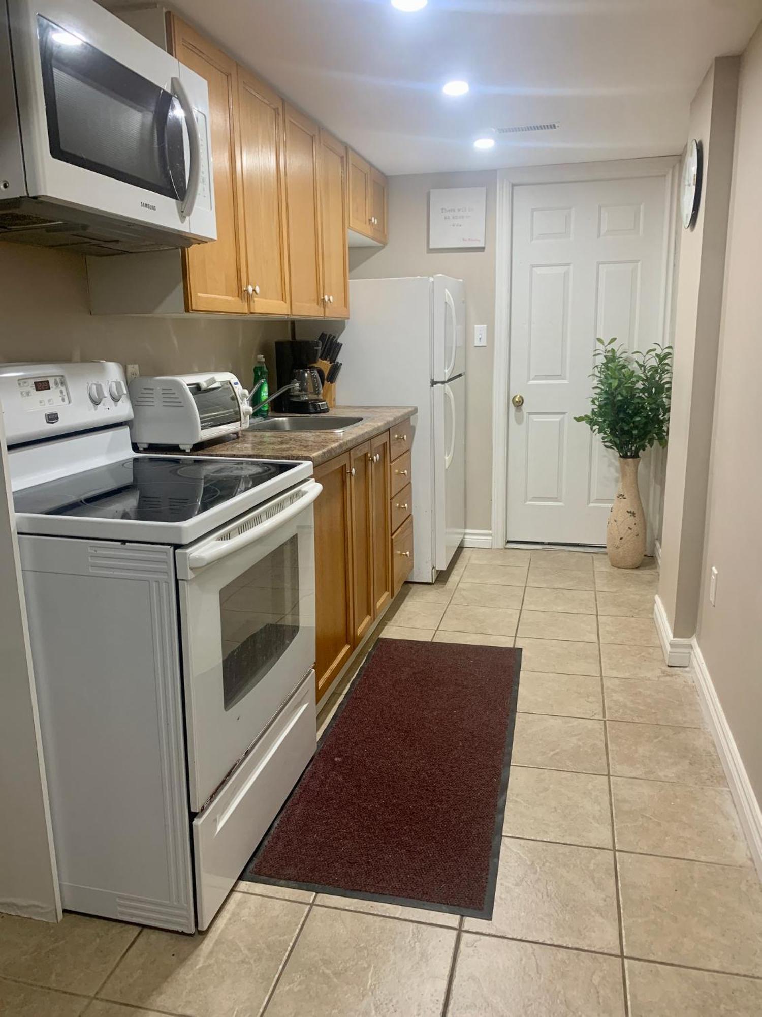 גואלף 1 Room In A Cozy And Beautiful Basement מראה חיצוני תמונה