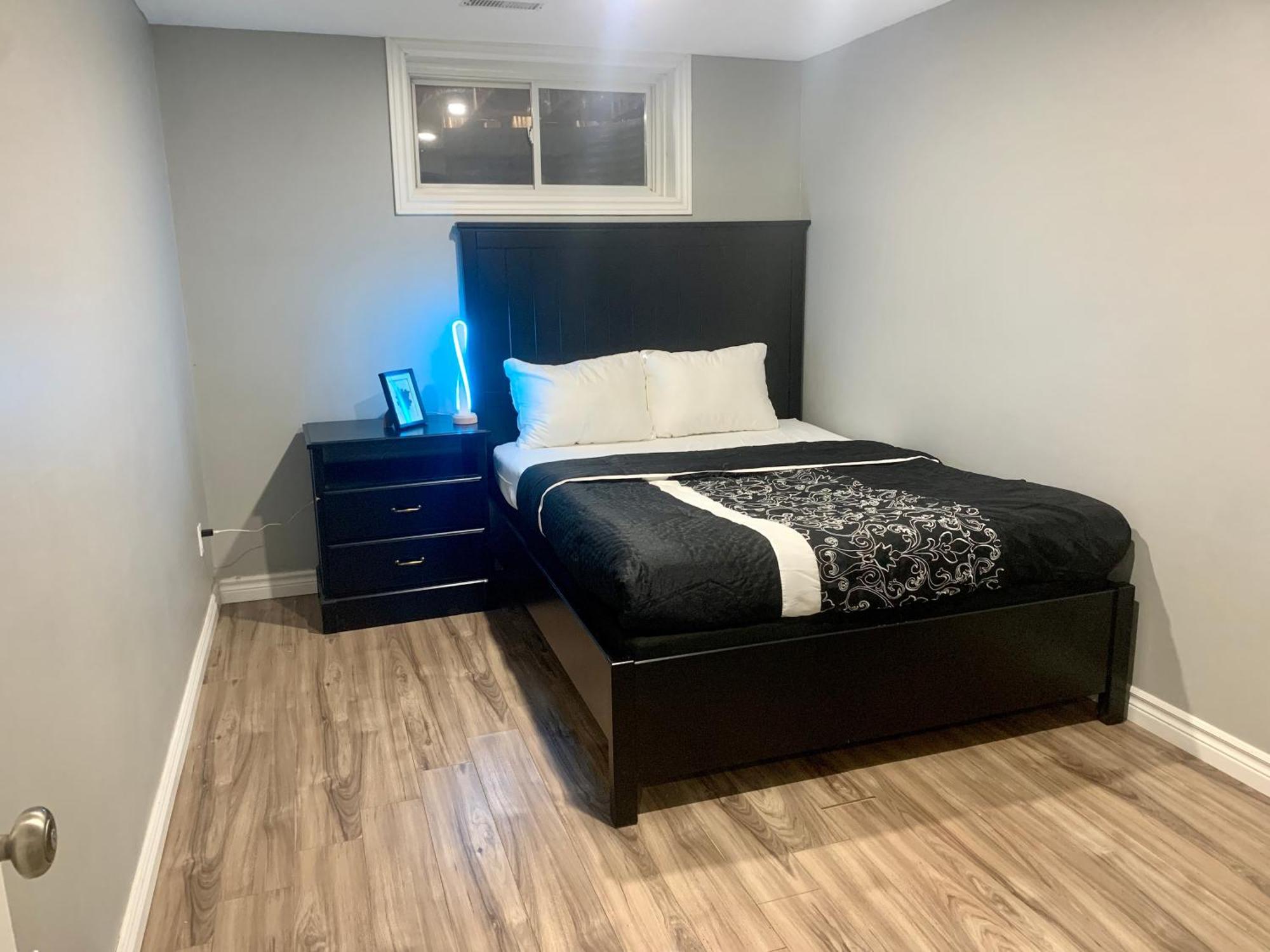 גואלף 1 Room In A Cozy And Beautiful Basement מראה חיצוני תמונה