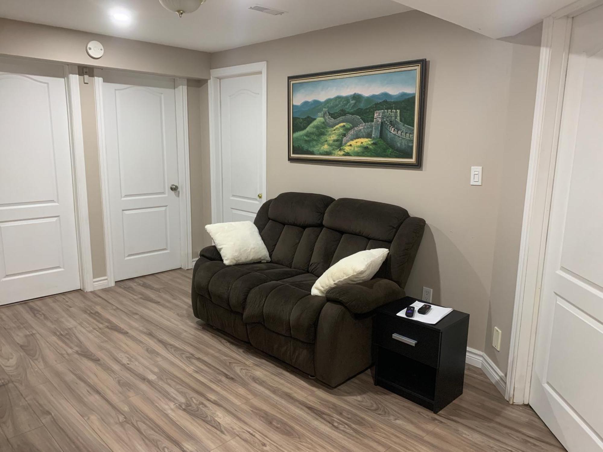 גואלף 1 Room In A Cozy And Beautiful Basement מראה חיצוני תמונה