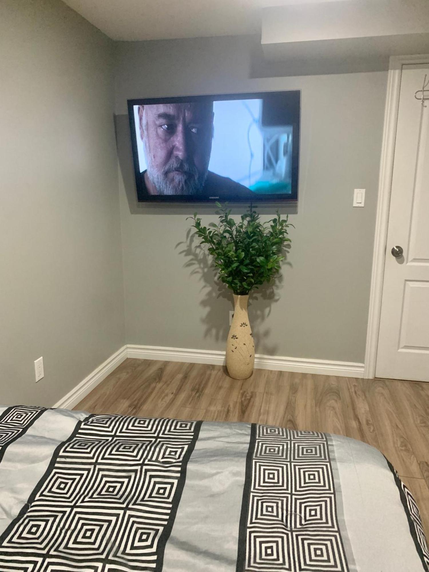 גואלף 1 Room In A Cozy And Beautiful Basement מראה חיצוני תמונה