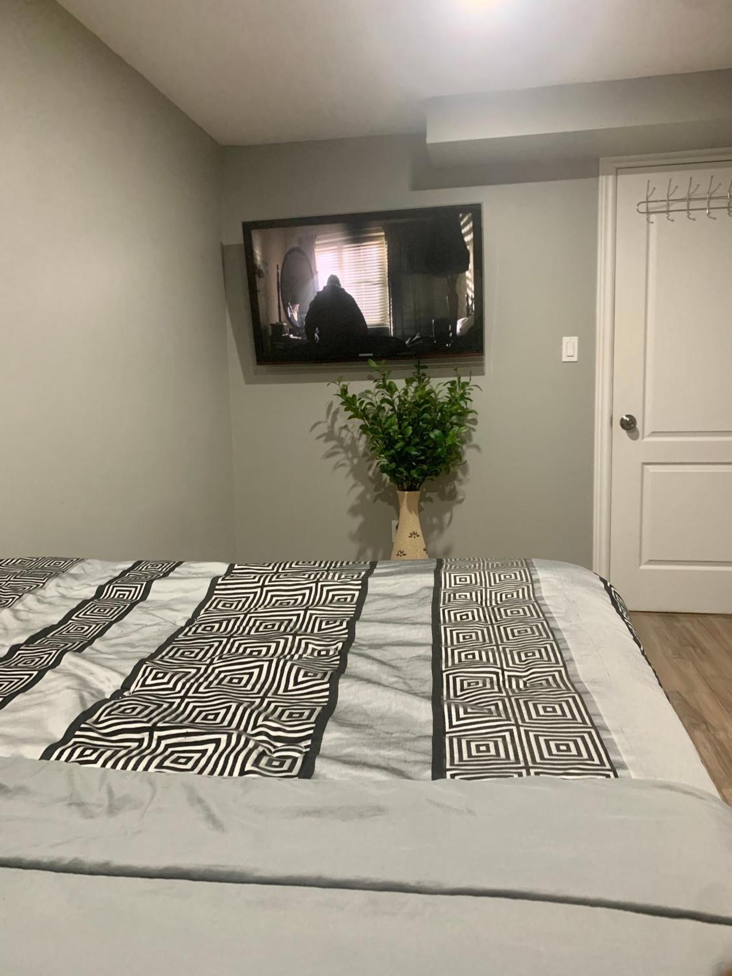 גואלף 1 Room In A Cozy And Beautiful Basement מראה חיצוני תמונה